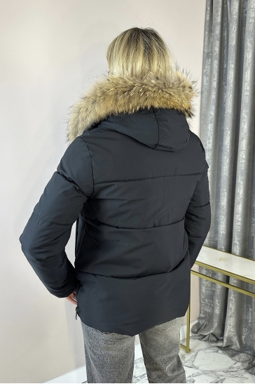 Пуховик женский из текстиля, отделка енот